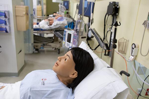 In our supportive environment simulation room, our students receive support and education from trainers.