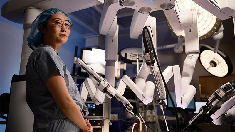 A surgeon stands next to the robotic technology that can produce a 3D map of the patient’s lung